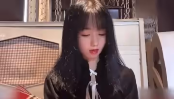 咖啡廳被饑渴炮友咸豬手摸b~ 酒店濕身服務！的啊