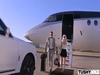 嬌小的色情明星 Elsa Jean 和她的第1個肛門動作