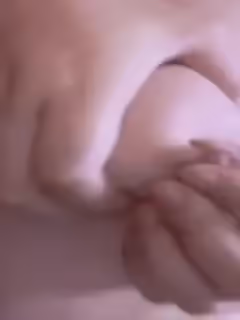 捏爆美胸嫩模的奶子側入操她!