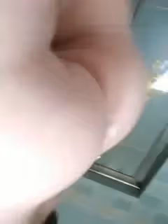 小孕婦尿尿，近距離看她的懷孕後的逼逼變得肥美!