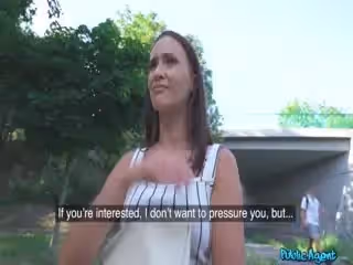 豐滿熟女的特殊工作。第1次在樹林裡鑄造