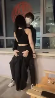 约外围人气学生妹，苗条身材长腿妹子，蹲着口交舔屌抬腿抽插，放在桌子上大力撞击