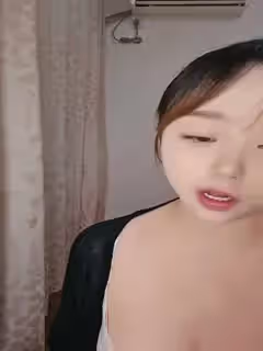 高顏值極品大奶妹,微胖界天花板全程露臉大秀直播,在狼友指揮下脫光光尿尿給你看,揉奶玩逼摳的騷穴淫水泛濫 - 國產自拍視頻