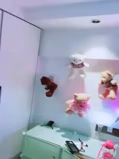 白絲情趣小護士全程露臉展示逼逼絕活，這麼大個土豆完全塞逼里震撼狼友，表情好痛苦，逼逼自己還把土豆吐出
