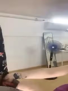 安然：他這裡怎麼會腫起來啊，我看一下行不行，哇塞好大呀，小哥你覺得我好看嗎，射我嘴不准射裡面  小哥：不射在裡面不舒服！
