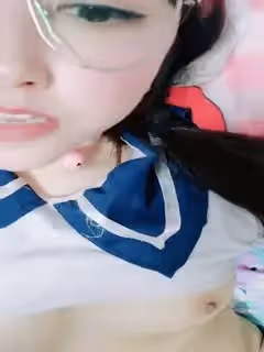 爸爸草我裝純的騷貨全程露臉制服誘惑，無毛白虎逼激情大秀，陪狼友互動撩騷浪蕩呻吟，揉奶玩逼精彩刺激不斷