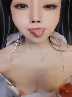 少婦視頻 - 穿情趣裝的騷逼少婦露臉大秀直播，淫水多多風騷無比，自己舔著腳摳著騷穴浪叫呻吟不止，淫聲盪語不斷好刺激