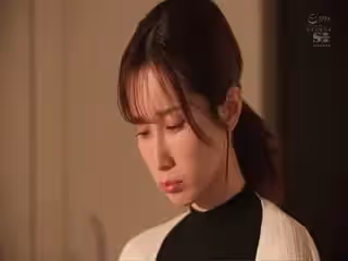 - 被我美麗的虐待狂老闆粗暴對待後，我變得饑渴難耐！我很尷尬，被迫射精。小島南