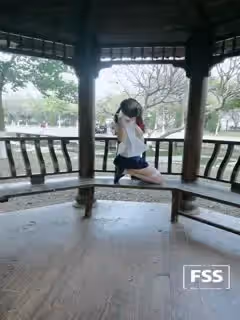 最新知名FSS戶外露出網紅『雪露兒』公園涼亭學生裝脫衣全裸給對面的五位陌生小哥哥看高清1080P原版無水印