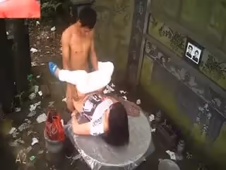 打扮得挺洋氣的野雞把年輕嫖哥召到古墓前的圓台不戴套草逼普通話對白