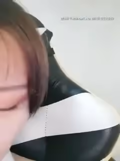 短髮酷酷長舌頭紋身妹子道具自慰誘惑，椅子上開腿掰玻璃棒抽插，微毛粉操特寫非常誘人