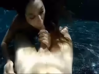 西方美女水下私處特寫的啊