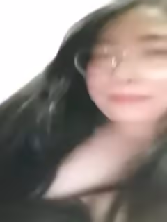 白熊小師妹妮妮家裡沒地方跑到醫院廁所去大秀，露臉玩耍拿個棒棒冰塞騷操抽插，自己舔淫水，大奶子又白又挺
