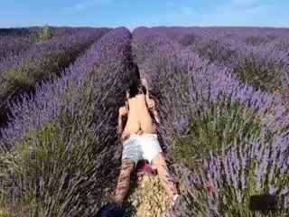 漂亮美女,為求刺激藍天白雲來到郊外和大雞吧男友野戰,被操邊驅趕蚊蟲還要不時觀察著來人,上位打樁無套內射 - 無套內射視頻