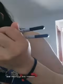 安迪小野貓露臉與大哥激情嗨皮，69互舔真騷被大哥的雞巴各種體位蹂躪爆草，最後按著腦袋精液糊臉讓她吃