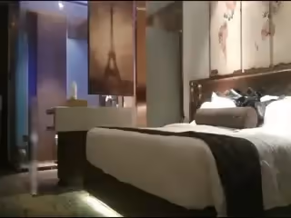 長屌哥酒店約啪網紅臉氣質性感外圍美女,太漂亮還沒洗澡就被撲倒,各種姿勢用力猛干,操的美女身體顫抖躺那不動了.國語!