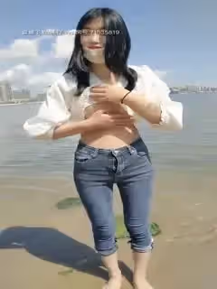 【騷勁小妖精】高顏值妹子沙灘邊閒逛，找了個沒人的地方口口最後口暴，很是誘惑喜歡不要錯過