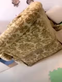 當著女友面操閨蜜,女友一會出來偷看一下,最後還內射幫忙遞紙巾 - 無套內射視頻
