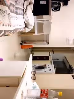 酒店約炮,黑絲騷貨上門,騷穴濕漉漉,黑森林旺盛,激情爆操呻吟 - 無套內射視頻