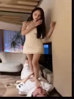 極品顏值御姐女王冰冰,開發調教相親對象,舔腳踩踏聖水,言語羞辱,想不想品嘗下女神嬌嫩的玉足 - 國產自拍視頻