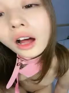 調教漂亮小女友,帶上項圈,翹起屁股小皮鞭拍打,埋頭吸吮吃屌,表情很妖嬈,讓人慾罷不能 - 無套內射視頻