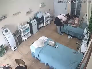四五份最新駭客破解美容院網絡攝像頭天氣開始熱了年輕美眉來脫毛毛