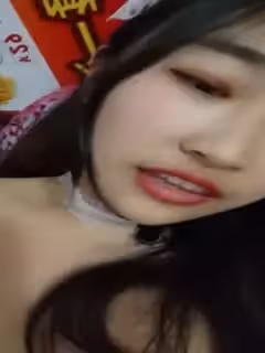 非常可愛的妹子情趣女僕裝扮，露臉黑絲開檔道具小黃瓜自慰嫩嫩呻吟，跳彈摩擦聽呻吟就射了，精彩不要錯過