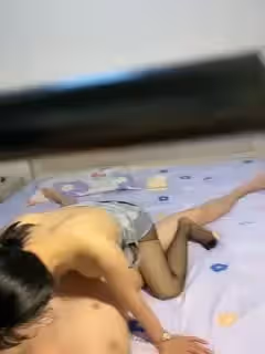 雙飛老婆跟小姨子精彩刺激，兩個人一起給舔雞巴，一個吸屌一個舔蛋，輪草抽插浪叫不斷，跟狼友互動聽從指揮第05集