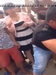 鄉下裸體宴會，驚動全村來觀看，不乏帥哥美女也喜歡這口，看著妖婦的罐啤酒各種雜技現場氣氛誘惑哦！