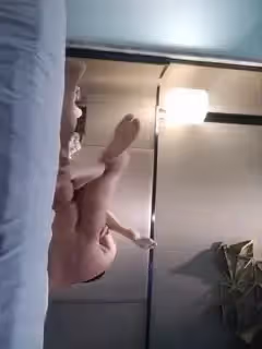 土豪胖哥酒店爆插微信上高價約的御女范氣質美女少婦啪啪,身材苗條勻稱,現在床上干又站在地上抱起來狠狠抽插.國語!