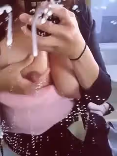 睡不着吗来喝点奶助眠吧。眼镜女孩握住乳房挤奶射在镜子上，好想帮你吸完乳房里面的娘奶哦！