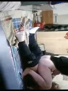 白膚肥臀少婦小區里租房接客與熟人光頭大叔邊做邊嘮家常干一半大叔拿出手機邊干邊錄說自己看內射對白有趣