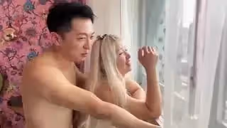 5男2女大亂斗！旅美翹臀女孩跟男伴說希望大幹一場，男伴呼叫兄弟們出動！1