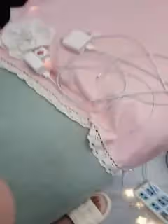 清純與性感兩姐妹深夜誘惑狼友直播大秀，揉奶玩逼尿尿給狼友看，粉嫩逼逼有白漿，窗前誘惑連窗簾都不拉真騷第04集