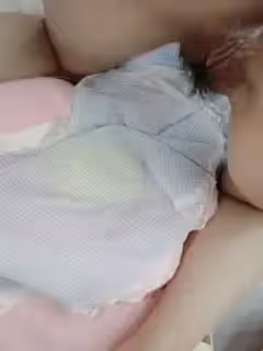 清純與性感兩姐妹深夜誘惑狼友直播大秀，揉奶玩逼尿尿給狼友看，粉嫩逼逼有白漿，窗前誘惑連窗簾都不拉真騷第08集