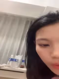 清純小妹露臉展示，全裸在床上讓小哥拍給狼友看，只看不草又不會懷孕，奶子很嫩逼逼性感，還沒長几根毛刺激第01集