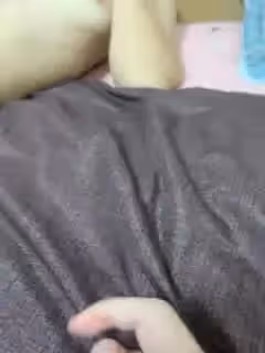 清純小妹露臉展示，全裸在床上讓小哥拍給狼友看，只看不草又不會懷孕，奶子很嫩逼逼性感，還沒長几根毛刺激第02集