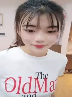 牛仔小美女跟小哥在家激情啪啪給狼友直播，全程露臉互動聽指揮，讓小哥舔逼口交大雞巴，無套抽插高潮尿尿第01集