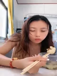 農家院裡的良家小少婦，全程露臉一個人在家就是發騷，互動撩騷聽指揮，在院裡開著大門揉奶摳逼浪叫呻吟刺激第05集