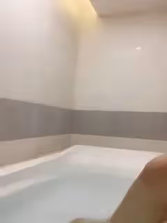 女神級漂亮妹子賓館伺候小哥激情啪啪，溫柔的舔弄大雞巴，激情上位還要給小哥舔乳頭好刺激，壓在身下蹂躪第04集