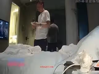 兩位中年商界大老闆老淫棍酒店叫了2波援交妹第1次叫了三個第2次叫了2個一個比一個騷浪賤早晚得精盡人亡