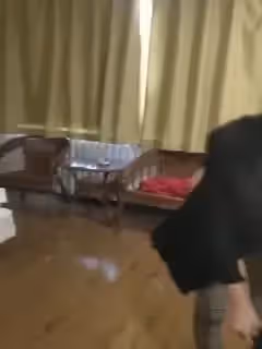 酒店捉奸现场，和平谈判呵~女的还颜值ok 骨感类型 看脸蛋就是个骚娘们！