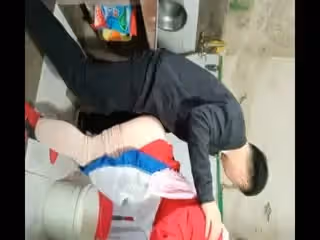 劇情演繹大哥不在家到嫂子家裡玩一玩打扮妖艷的嫂子正在做飯直接挑逗啪啪啪廚房操到臥室叫聲給力1080P原版