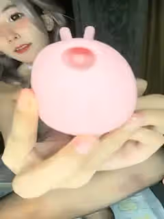 麻花辮網紅美少女！性感弔帶黑絲襪！無毛粉嫩美 穴，跳蛋塞入自慰，翹起美臀炮擊後入，假屌抽插猛捅第07集