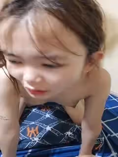 兩個騷逼小婊妹全程露臉在床上讓小哥玩弄，吃奶玩逼親小嘴給狼友看特寫逼逼，多體位蹂躪爆草，浪叫呻吟不止第03集