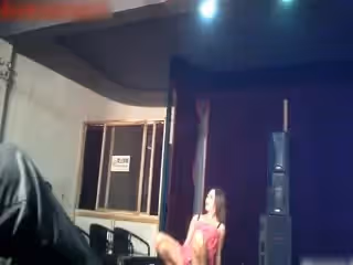 購買獲得精彩收費資源地下歌舞廳男人的天堂香艷表演妹子顏值身材都不錯表演大膽放得開上面拉的橫幅有點諷刺