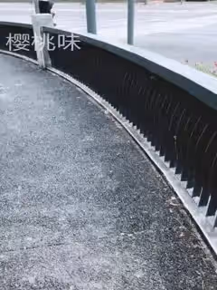 高顏值美女櫻桃味 露出揉奶散步，看見有人來櫻桃居然轉過去了，不知有沒有被看到，刺激死了！