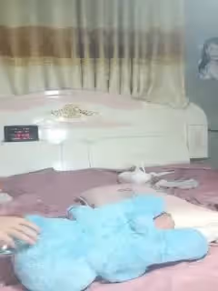 良家小少婦露臉深夜撩騷小哥的大雞巴，手擼足交口交玩硬了撅著小屁股求草，讓小哥後入激情上位浪叫呻吟不止第03集