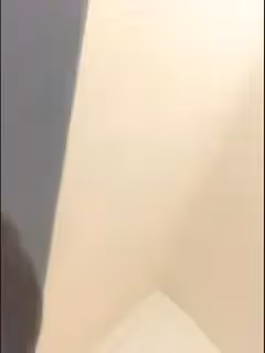 剛開苞沒多久的清純水嫩美女前幾天剛被男友操過又被帶到酒店進屋就扒掉奶罩吃咪咪,無毛小鮑魚乾的捂著嘴叫!