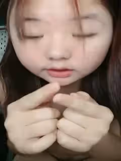 考試結束呆萌小妹露臉鏡頭前賺外快，拿著新買的跳彈塞進逼里自慰呻吟，聽狼友指揮撅著屁股給狼友看騷 穴特寫第01集